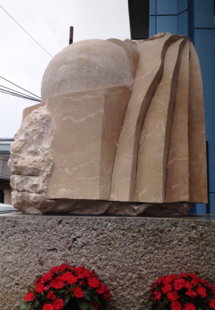 Escultura Flor Ancestral obra de Ibo Bonilla ubicada en la ESPH, Heredia
